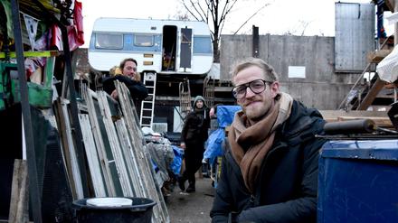 Jakob Turtur (vorne) und das Jonny Knüppel-Team auf ihrem Gelände auf der Lohmühleninsel.