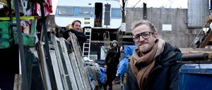 Jakob Turtur (vorne) und das Jonny Knüppel-Team auf ihrem Gelände auf der Lohmühleninsel.