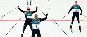 Hände hoch, Mund auf. Johannes Rydzek jubelt am lautesten, hinter ihm fährt Fabian Rießle als Zweiter über den Zielstrich und ganz rechts komplettiert Eric Frenzel den deutschen Dreifachsieg. 