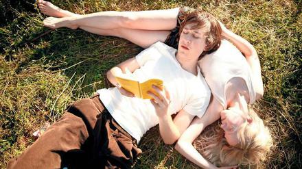 Philosophieren im Gras. Josef Mattes und Julia Zange als Zwillingspaar.
