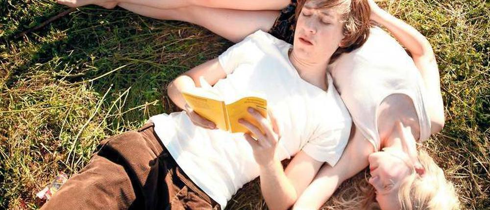 Philosophieren im Gras. Josef Mattes und Julia Zange als Zwillingspaar.