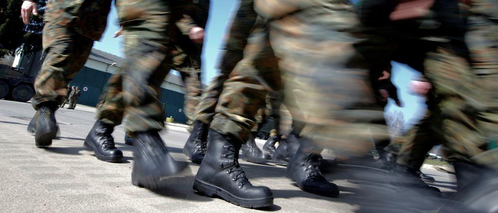 Selbst die persönliche Kleidung der Soldaten ist in schlechtem Zustand.