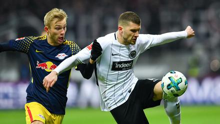 Fußball war nur Nebensache. Frankfurts Ante Rebic und Leipzigs Konrad Laimer erlebten zahlreiche Fan-Proteste im Montagsspiel der Bundesliga. 