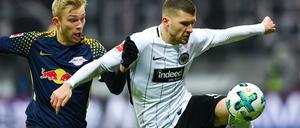 Fußball war nur Nebensache. Frankfurts Ante Rebic und Leipzigs Konrad Laimer erlebten zahlreiche Fan-Proteste im Montagsspiel der Bundesliga. 
