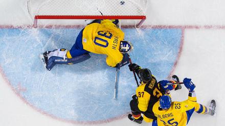 Patrick Reimer stochert den Puck zum Sieg ins schwedische Tor.