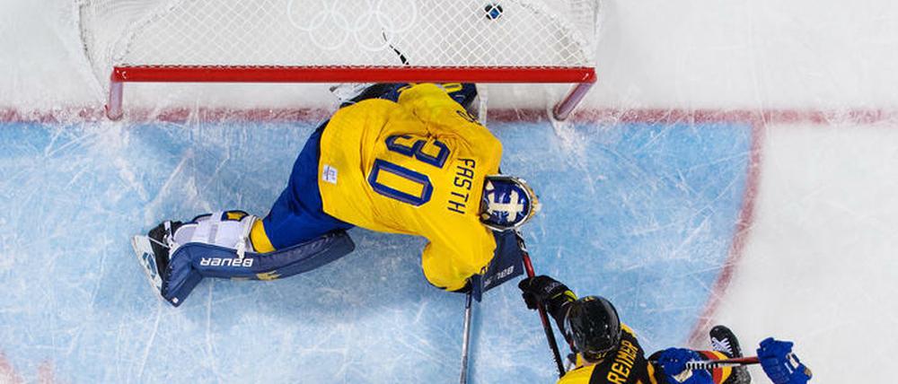 Patrick Reimer stochert den Puck zum Sieg ins schwedische Tor.