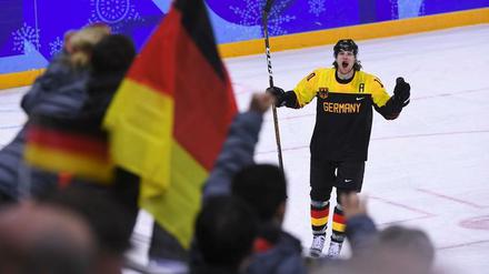 Christian Ehrhoff hat mit der deutschen Mannschaft den größten olympischen Erfolg seit mehr als vier Jahrzehnten geschafft.