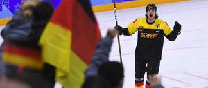Christian Ehrhoff hat mit der deutschen Mannschaft den größten olympischen Erfolg seit mehr als vier Jahrzehnten geschafft.