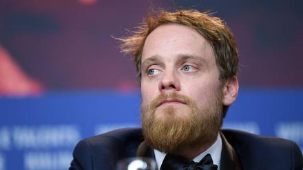 Schauspieler Stefan Konarske ist einer der jungen Menschen an der Tankstelle.
