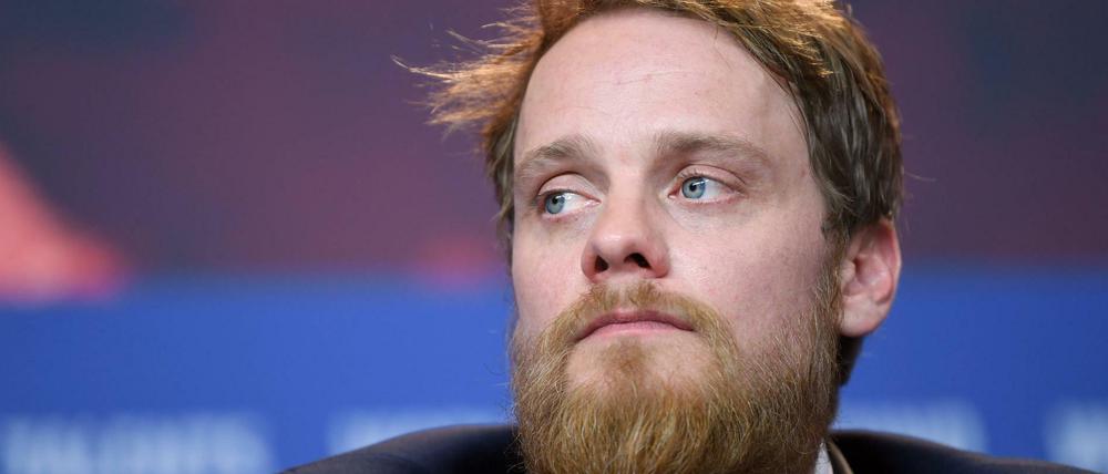 Schauspieler Stefan Konarske ist einer der jungen Menschen an der Tankstelle.