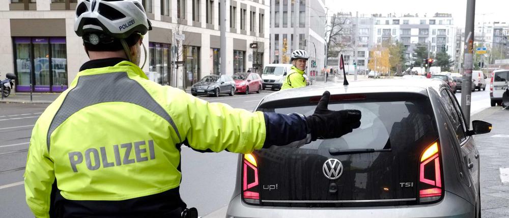 Die beiden Polizisten der Fahrradstaffel der Berliner Polizei, Nadine Hartung und Carsten Bass, auf Streife in Mitte im Gespräch mit Falschparkern.
