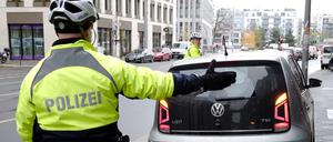Die beiden Polizisten der Fahrradstaffel der Berliner Polizei, Nadine Hartung und Carsten Bass, auf Streife in Mitte im Gespräch mit Falschparkern.