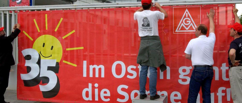 Nicht mal ganz weit am Horizont ist die 35-Stunden-Woche in der ostdeutschen Metallindustrie zu sehen. Trotz diverserer Proteste, hier warnstreikende Opel-Mitarbeiter in Eisenach.