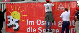 Nicht mal ganz weit am Horizont ist die 35-Stunden-Woche in der ostdeutschen Metallindustrie zu sehen. Trotz diverserer Proteste, hier warnstreikende Opel-Mitarbeiter in Eisenach. 