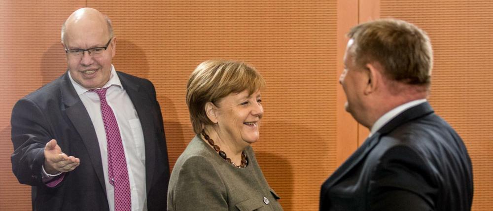 Kabinettstückchen. Kanzlerin Merkel mit Peter Altmaier (li.) und Hermann Gröhe.