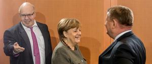Kabinettstückchen. Kanzlerin Merkel mit Peter Altmaier (li.) und Hermann Gröhe. 