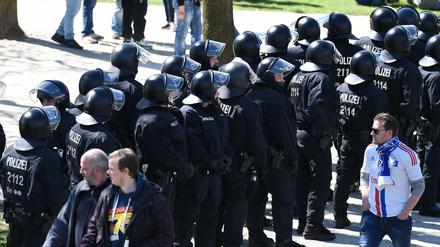 Hallo Polizei: Die Spiele Bremen-Hamburg zählen mit zu den betreuungsintensivsten. 
