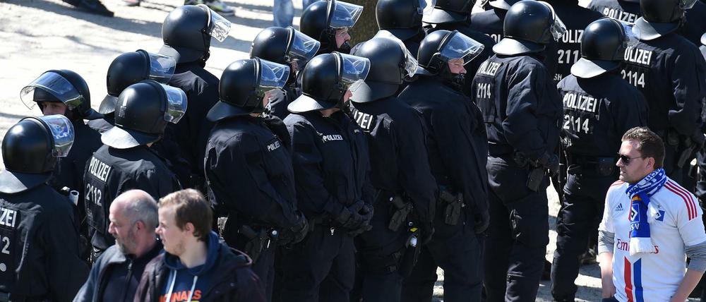 Hallo Polizei: Die Spiele Bremen-Hamburg zählen mit zu den betreuungsintensivsten. 