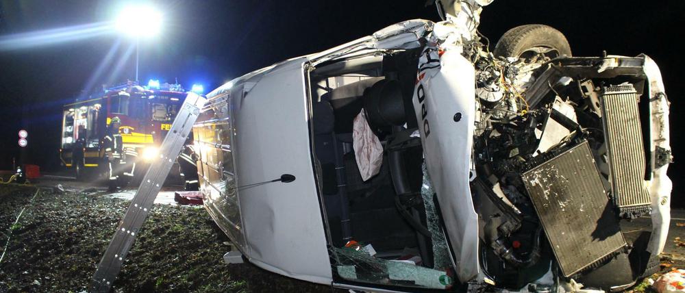 Unfall mit Transportfahrzeug Anfang Februar auf der B5 bei Friesack: Der 45 Jahre alter Fahrer kam ums Leben.