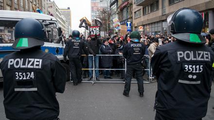 Gegendemonstranten beim rechtsgerichteten "Frauenmarsch"