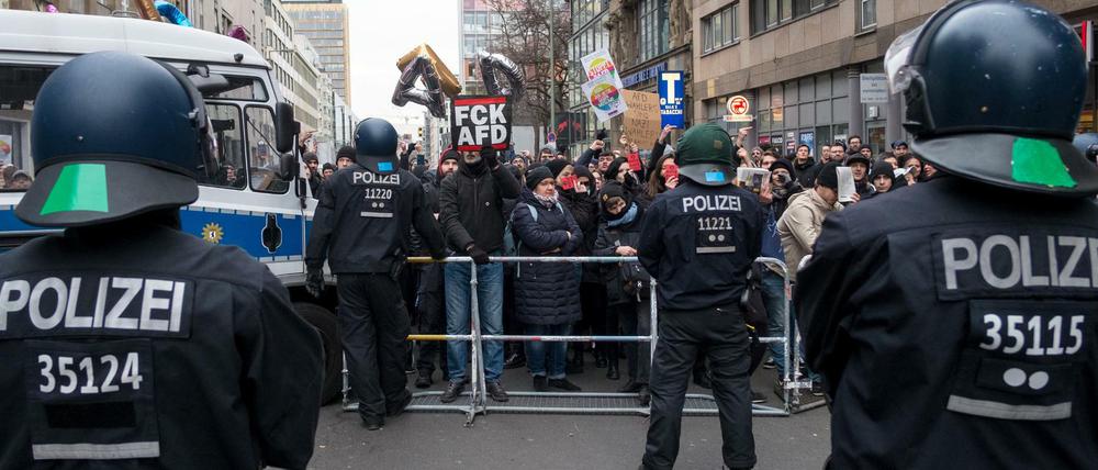Gegendemonstranten beim rechtsgerichteten "Frauenmarsch"