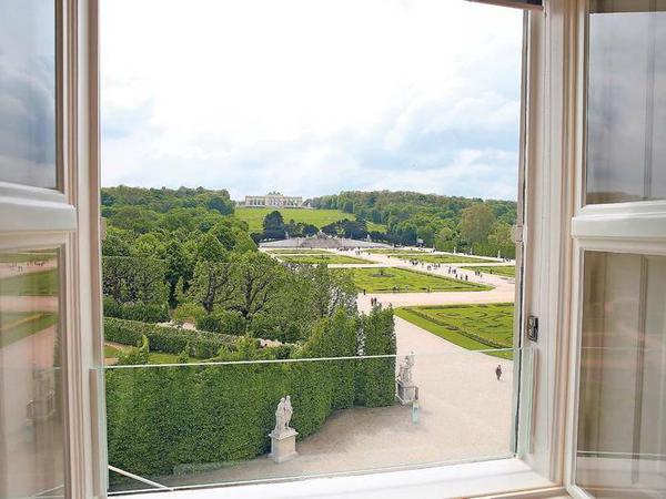 Königlicher Blick aus dem Schlafzimmer auf die Gloriette, in der Franz Joseph gerne frühstückte. 