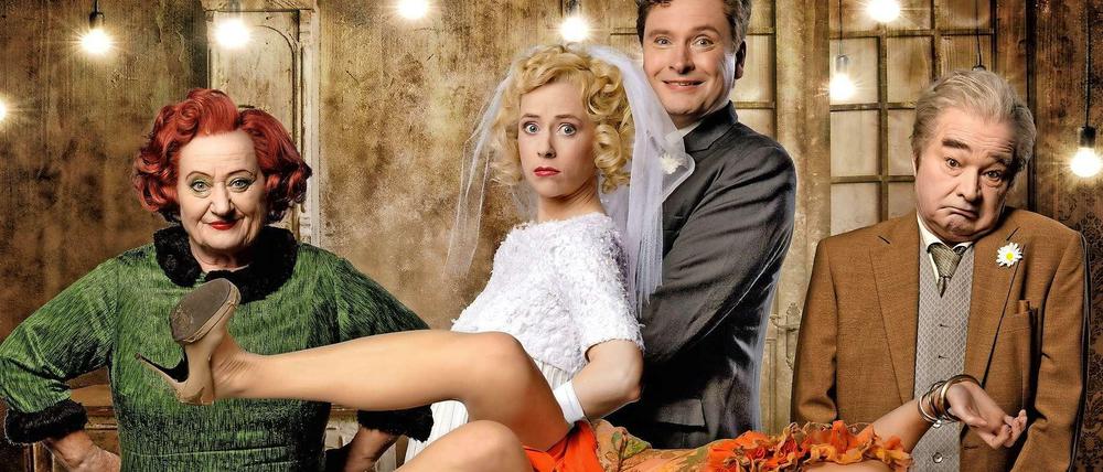 Spielfreudig. Das Ensemble der "Kleinbürgerhochzeit" am Steglitzer Schlosspark Theater.