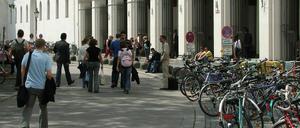 Studierende vor dem Hauptgebäude der LMU München.