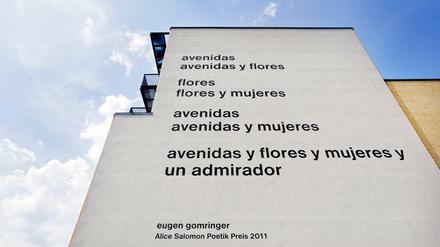 Das Gedicht ziert seit 2011 die Fassade der Alice Salomon Hochschule. Nun soll es übermalt werden.