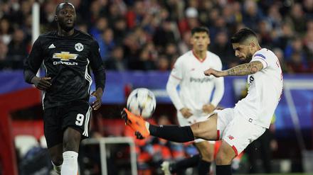 Sevillas Ever Banega zieht ab - sehr zur Verwunderung von Manchesters Romelu Lukaku 