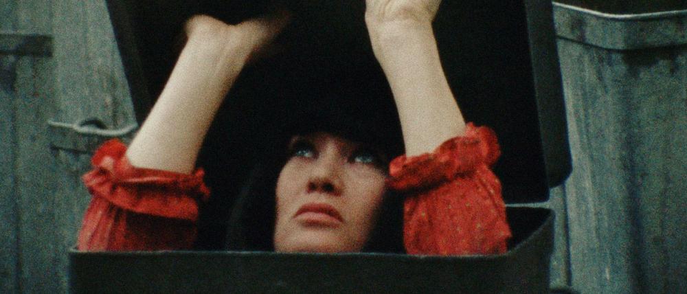 Kristine de Loup erblickt als "Kübelkind" das Licht der Welt.