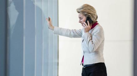 Schlechte Nachrichten für die Ministerin: Der Wehrbeauftragte konstatiert Ausrüstungsmängel in allen Teilen der Truppe.