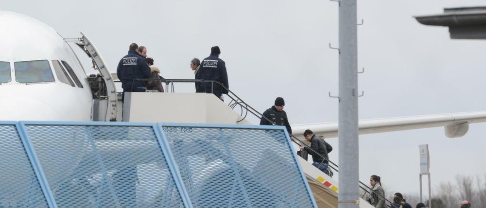 Abgelehnte Asylbewerber steigen .2015 am Baden-Airport in Rheinmünster (Baden-Württemberg) im Rahmen einer landesweiten Sammelabschiebung in ein Flugzeug.