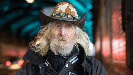Der Obdachlose. Musikfan Elvis lebt unter einer Autobahnbrücke.