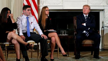 US-Präsident Donald Trump empfängt Hinterbliebene der Opfer und Überlebende des Parkland-Massakers.