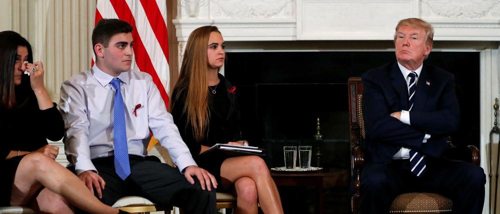 US-Präsident Donald Trump empfängt Hinterbliebene der Opfer und Überlebende des Parkland-Massakers. 