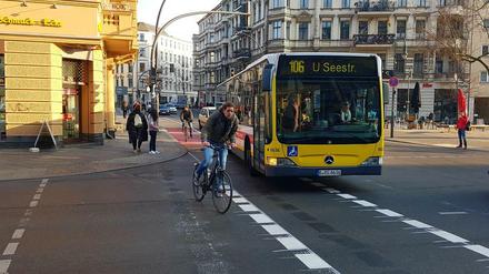 Heute wurde die Markierung der Radspur aus der Kolonnenstraße über die Hauptstraße verlängert.