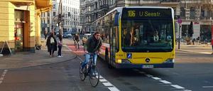 Heute wurde die Markierung der Radspur aus der Kolonnenstraße über die Hauptstraße verlängert.