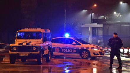 Einsatzkräfte der Polizei sichern die Umgebung der US-Botschaft in Montenegros Hauptstadt Podgorica.