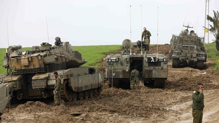 Drei israelische Panzer stehen in der Nähe des Gazastreifens.