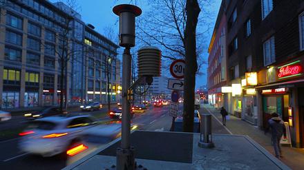 Autos fahren in Köln an der Messstation Clevischer Ring des Landesumweltamtes vorbei. 