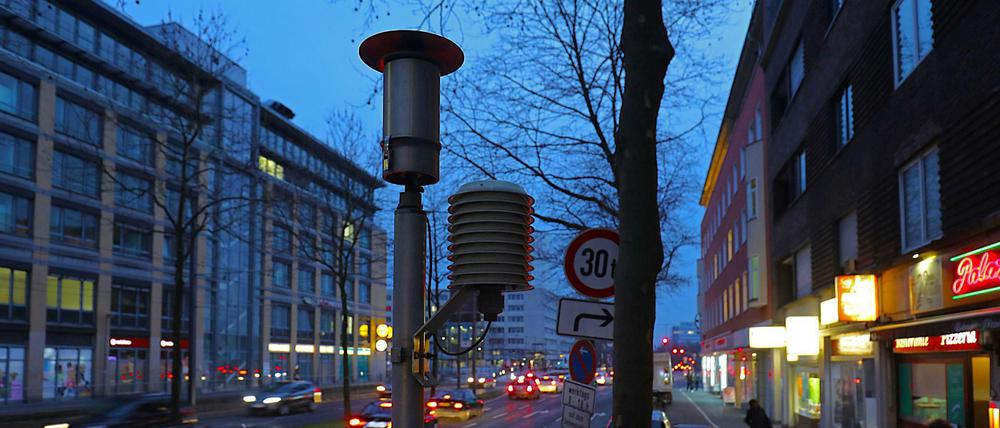 Autos fahren in Köln an der Messstation Clevischer Ring des Landesumweltamtes vorbei. 