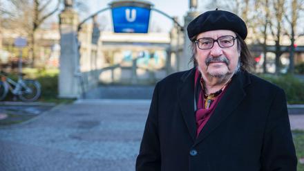 Manfred Maurenbrecher beim Kiezspaziergang am Breitenbachplatz.