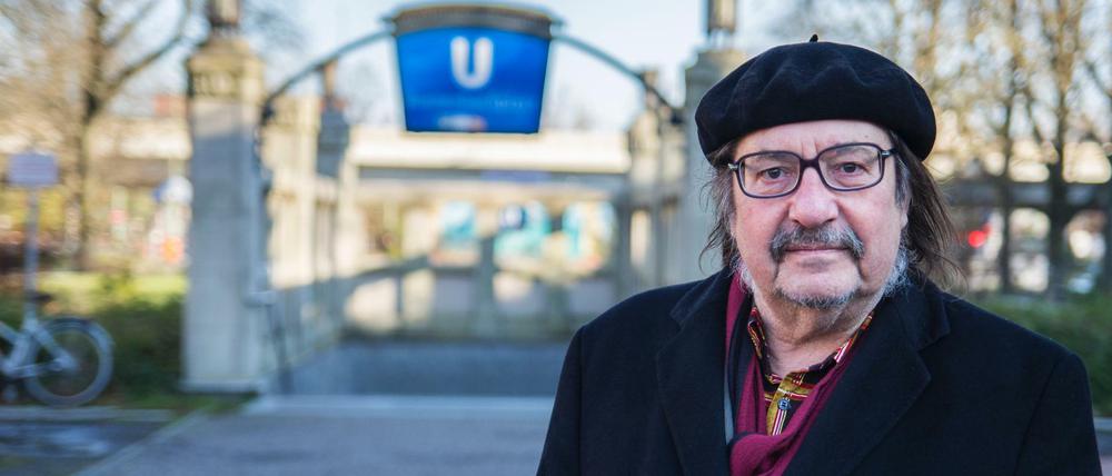 Manfred Maurenbrecher beim Kiezspaziergang am Breitenbachplatz.