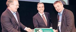Tagesspiegel-Herausgeber Sebastian Turner überreicht den Leitern des Fraunhofer Heinrich-Hertz-Instituts (HHI) Thomas Wiegand und Martin Schell (v.l.) zum 90.Geburtstag eine Torte. 