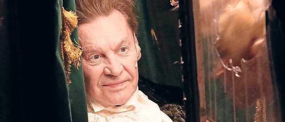 Fachmann für Ausschweifungen. Helmut Berger gibt den Verführer und Aufklärer Duc de Walchen.