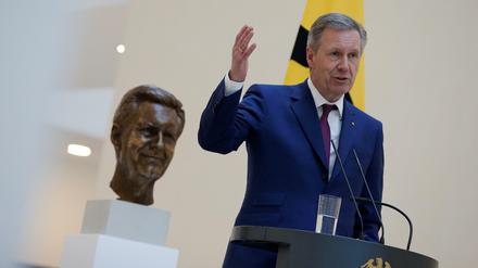 Ex-Bundespräsident Christian Wulff und seine Büste.