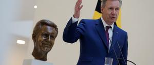 Ex-Bundespräsident Christian Wulff und seine Büste.