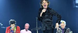 Die Rolling Stones - Ron Wood (v.l.n.r.), Charlie Watts, Mick Jagger und Keith Richards - stehen am 09.10.2017 bei einem Konzert in Düsseldorf auf der Bühne