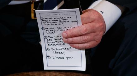 US-Präsident Donald Trump hält den Zettel mit Notizen in den Händen.